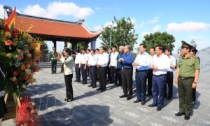 Đồng chí Trưởng Ban Tổ chức Trung ương Trương Thị Mai dâng hương tưởng niệm Chủ tịch Hồ Chí Minh và các anh hùng liệt sĩ